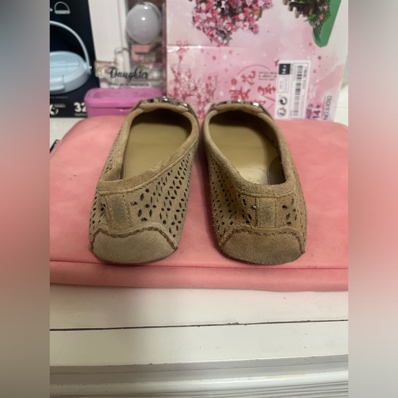 Micheal Kors Flats
Size 5
Worn twice
Box not included
Offers are welcomed - Picture 2 of 3